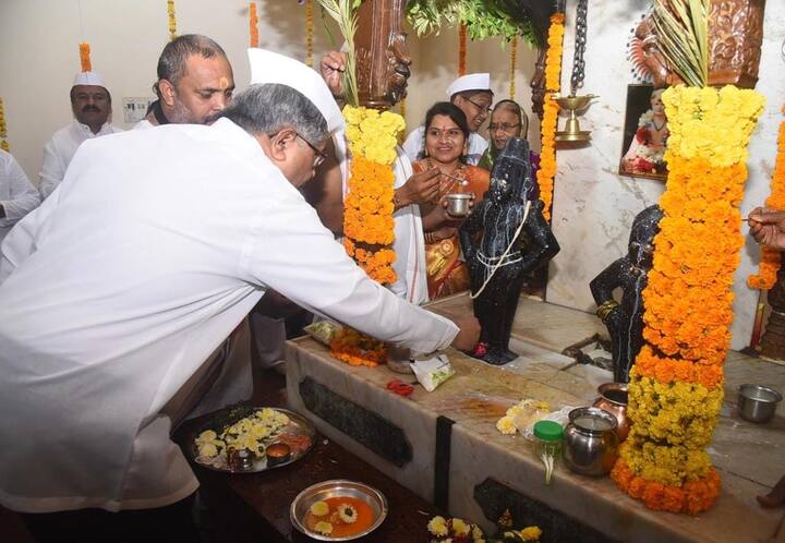 तसंच सर्वांना उत्तम आरोग्यासाठी विठूरायाच्या चरणी प्रार्थना केली. (फोटो सौजन्य : चंद्रकांत पाटील फेसबुक अकाऊंट)