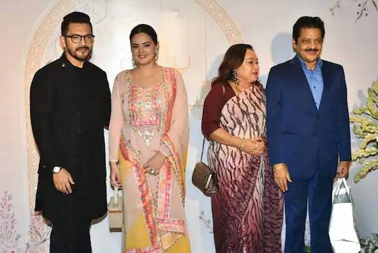 સિંગર ઉદિત નારાયણ પણ પત્ની, પુત્ર અને પુત્રવધૂ સાથે પલક મિથુનને આશીર્વાદ આપવા પહોંચ્યા હતા