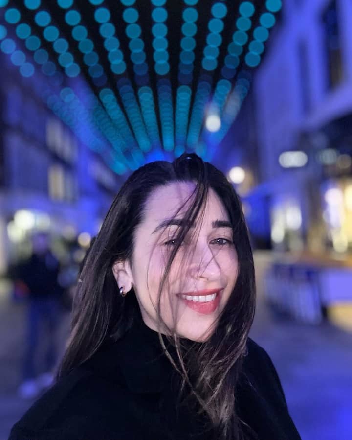 रणधीर कपूर यांची मुलगी करिश्मा कपूर हिच्यापासून सुरुवात करूया. ९० च्या दशकात करिश्माने आपल्या अभिनयाने आणि सौंदर्याने लोकांना वेड लावले होते.