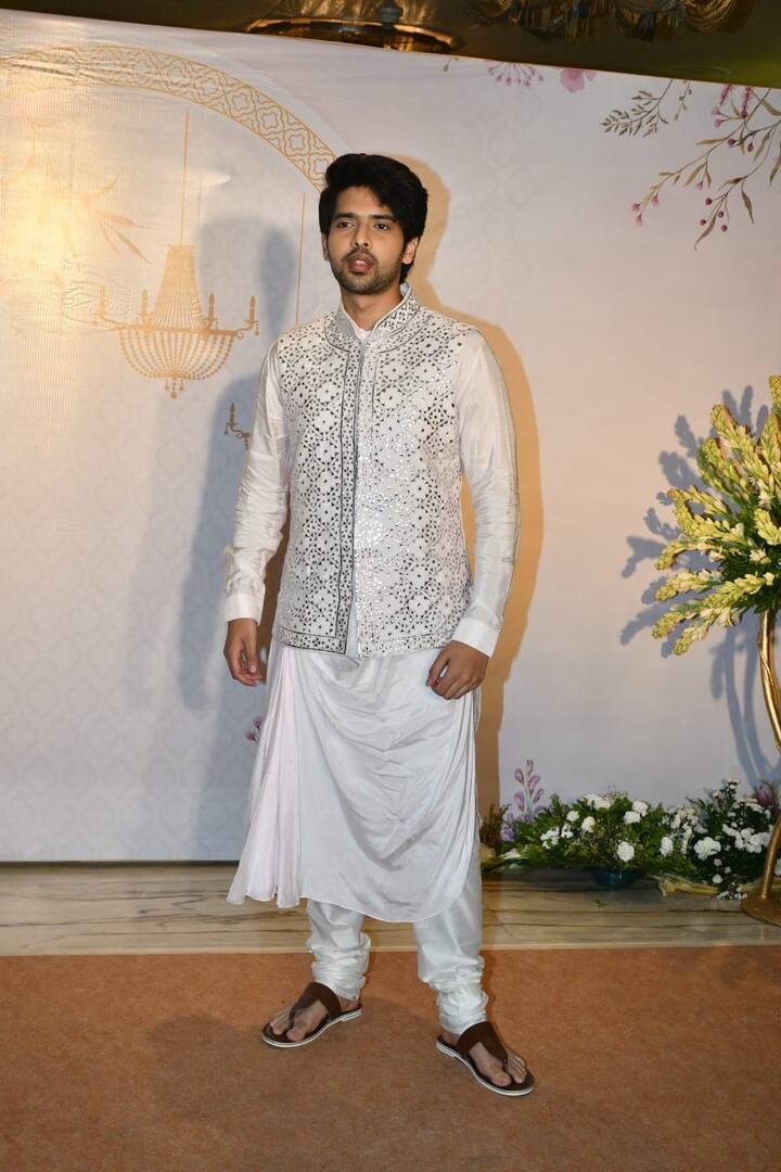 सिंगर अरमान कोहली भी पलक के रिस्पेशन में पहुंचे. वो ऑफ व्हाइट कलर की शेरवानी में नजर आए.