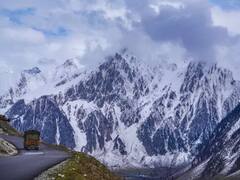 Gulmarg Snow Fall: ਜੰਮੂ-ਕਸ਼ਮੀਰ ਦੇ ਗੁਲਮਰਗ 'ਚ ਬਰਫਬਾਰੀ, ਤਸਵੀਰਾਂ 'ਚ ਦੇਖੋ ਖ਼ੂਬਸੂਰਤ ਨਜ਼ਾਰਾ