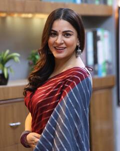 Shraddha Arya Photos : लाल साड़ी पहने प्रीता ने दिखाया सादगी भरा अंदाज, श्रद्धा आर्य की खूबसूरत तस्वीरों पर फैंस हुए फिदा