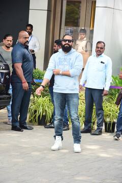 Actor Yash: சலாம் ராக்கி பாய்... வைரலாகும் கே.ஜி.எஃப் யஷ்ஷின் போட்டோஸ்!