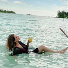 रेड बिकिनी पहने बीच समंदर एंजॉय करती नजर आईं Madalsa Sharma..., होश उड़ा देगा 'काव्या' का ये ग्लैमरस अवतार