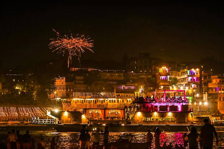 শুধু প্রদীপ নয়, এই উপলক্ষে কাশী বিশ্বনাথ ধামকে ফুল এবং মালা দিয়ে সাজানোর প্রস্তুতি চলছে। এমনিতেই কাশী বিশ্বনাথ ধাম তৈরির পর বারানসীতে পর্যটকদের ভিড় বহু গুণে বৃদ্ধি পেয়েছে।