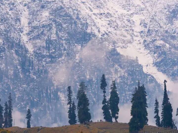 Gulmarg Snow Fall: જમ્મુ-કાશ્મીરના ગુલમર્ગમાં પ્રથમ બરફવર્ષા થઈ હતી. ઊંચાઈવાળા વિસ્તારોમાં ફ્રેશ બરફવર્ષા થઈ છે. સોનમર્ગમાં લગભગ ત્રણ ઈંચ બરફવર્ષા થઈ છે.