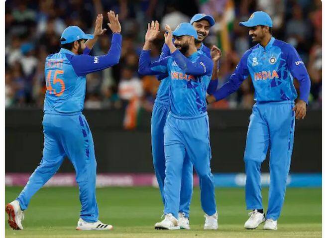 ਭਾਰਤ ਨੇ ਟੀ-20 ਵਿਸ਼ਵ ਕੱਪ 2022 ਦੇ ਸੈਮੀਫਾਈਨਲ 'ਚ ਜਗ੍ਹਾ ਬਣਾ ਲਈ ਹੈ। ਹੁਣ ਟੀਮ ਇੰਡੀਆ ਅਤੇ ਇੰਗਲੈਂਡ ਵਿਚਾਲੇ ਮੈਚ 10 ਨਵੰਬਰ ਨੂੰ ਖੇਡਿਆ ਜਾਵੇਗਾ। ਰੋਹਿਤ ਸ਼ਰਮਾ ਦੀ ਅਗਵਾਈ ਵਾਲੀ ਟੀਮ ਨੇ ਐਤਵਾਰ ਨੂੰ ਮੈਲਬੋਰਨ 'ਚ ਜ਼ਿੰਬਾਬਵੇ ਨੂੰ 71 ਦੌੜਾਂ ਨਾਲ ਹਰਾਇਆ। ਇਸ ਮੈਚ ਵਿੱਚ ਜਿੱਤ ਦੇ ਨਾਲ ਹੀ ਰੋਹਿਤ ਦੇ ਨਾਮ ਇੱਕ ਇਤਿਹਾਸਕ ਰਿਕਾਰਡ ਦਰਜ ਹੋ ਗਿਆ। ਉਹ ਵਿਸ਼ਵ ਵਿੱਚ ਜਿੱਤੇ ਗਏ ਸਭ ਤੋਂ ਵੱਧ ਟੀ-20 ਅੰਤਰਰਾਸ਼ਟਰੀ ਮੈਚਾਂ ਵਿੱਚ ਹਿੱਸਾ ਲੈਣ ਵਾਲਾ ਖਿਡਾਰੀ ਬਣ ਗਿਆ ਹੈ।