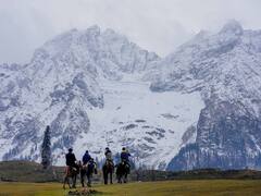 Gulmarg Snow Fall: जम्मू-कश्मीर के गुलमर्ग में हुई बर्फबारी, तस्वीरों में देखें खूबसूरत नजारा