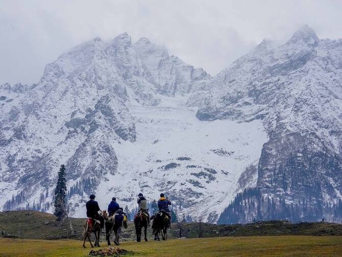 Heavy Snowfall In Gulmarg Near Jammu & Kashmir In High Altitude Areas Fresh  Snowfall | Gulmarg Snow Fall: जम्मू-कश्मीर के गुलमर्ग में हुई बर्फबारी,  देखें तस्वीरों में कैसा रहा नजारा