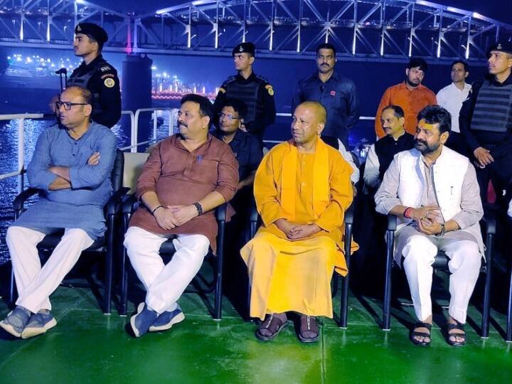 दीयों की रोशनी शाम 5.15 बजे शुरू होगी, जबकि लेजर लाइट एंड साउंड शो शाम 7 बजे शुरू होगा. 3डी लेजर शो के दौरान काशी के घाटों पर ऐतिहासिक इमारतों पर धार्मिक कहानियां जीवंत होंगी और भगवान शिव के भजन भी बजाए जाएंगे. घाट पर लेजर और साउंड शो आठ मिनट तक लाइव रहेगा. हरी आतिशबाजी शाम 7.40 बजे शुरू होगी.