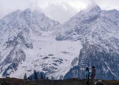 Gulmarg Snow Fall: જમ્મુ-કાશ્મીરના ગુલમર્ગમાં બરફવર્ષા, તસવીરોમાં જુઓ શાનદાર નજારો