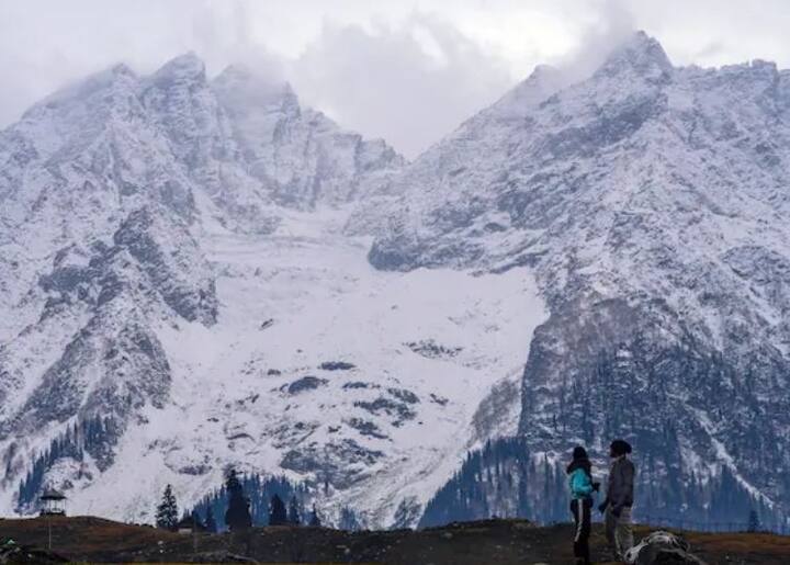 જમ્મુ-કાશ્મીરના ગુલમર્ગમાં ભારે હિમવર્ષાએ પ્રવાસીઓમાં ઉત્સાહ ભરવાનું કામ કર્યું છે. દૂર-દૂરથી લોકો બરફવર્ષાની મજા માણવા આવી રહ્યા છે.