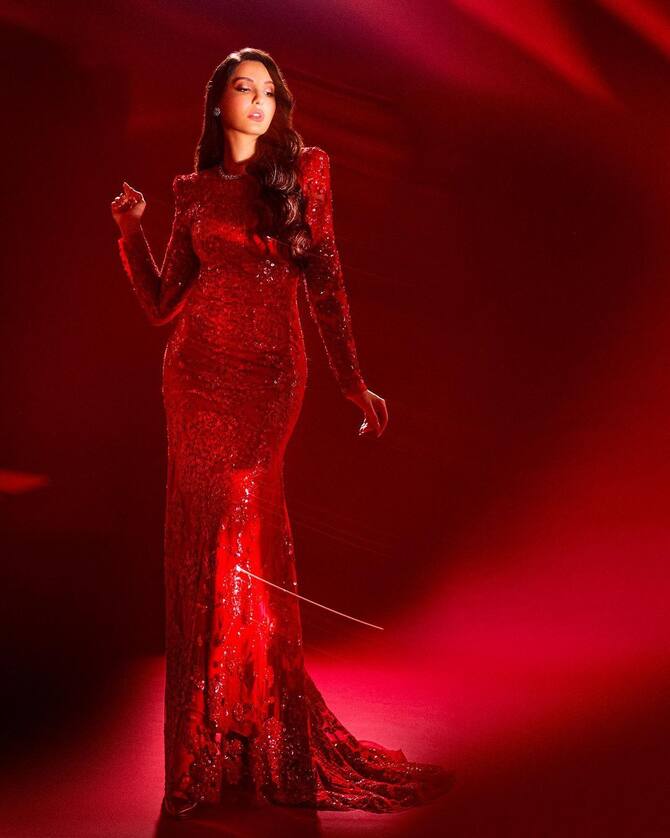 Bollywood Actress Nora Fatehi Shares Sizzling Pictures In Red Deepneck Gown  | Nora Fatehi Photos: रेड डीपनेक गाउन में नोरा फतेही ने गिराई हुस्न की  बिजलियां, तस्वीरें देख आप भी खो ...