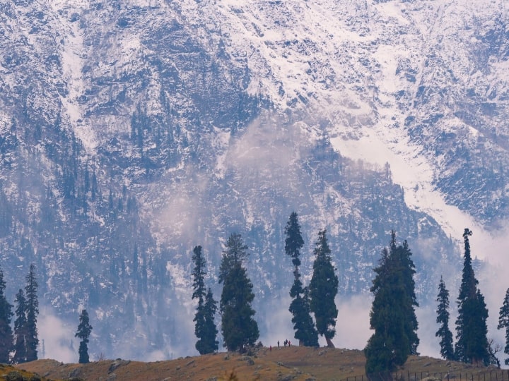 Gulmarg Snow Fall: जम्मू-कश्मीर के गुलमर्ग में हुई पहली बर्फबारी. ऊंचाई वाले इलाकों में भी ताजा बर्फबारी हुई है. सोनमर्ग में करीब तीन इंच की ताजा बर्फबारी हुई है.