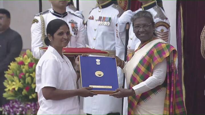 Solapur ZP Nurse manisha jadhav national Florence Nightingale Award by president Droupadi Murmu सोलापूरच्या नर्सनं उंचावली मान; राष्ट्रीय पुरस्कारावर कोरलं नाव, दिल्लीत राष्ट्रपतींच्या हस्ते सन्मान