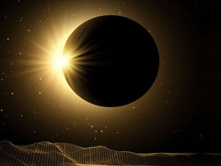 चंद्र ग्रहण खत्म होने के बाद गर्भवती महिला को पवित्र जल से स्नान करना चाहिए, कहते हैं इससे गर्भस्थ शिशु और मां दोनों पर ग्रहण का दोष नहीं लगता.