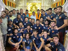 PKL 9 : दबंग दिल्ली कबड्डी क्लबचे खेळाडू पोहोचले श्रीमंत दगडूशेठ हलवाई गणपती मंदिरात, बाप्पाचे घेतले आशिर्वाद