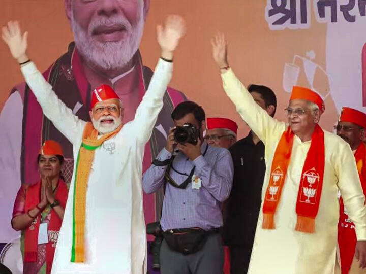 He posed with Gujarat Chief Minister Bhupendra Patel during the event. During his speech, he said 