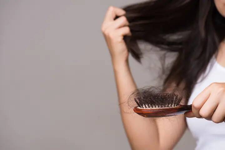 Hair Care Tips follow these tips to control hair fall in winter season marathi news Hair Care Tips : हिवाळ्यात केसगळतीचा त्रास जास्त वाढतोय? केसगळती थांबविण्यासाठी फॉलो करा 'या' सोप्या टिप्स