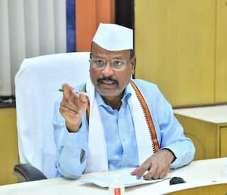 Abdul Sattar : शेतकऱ्यांचे उत्पन्न वाढवण्यासाठी कृषी विभागानं सर्व योजनांची प्रभावी अंमलबजावणी करावी, मंत्री सत्तारांचे निर्देश 