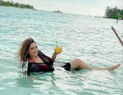 રેડ બિકિની પહેરીને દરિયામાં મસ્તી કરતી જોવા મળી Madalsa Sharma, જુઓ ગ્લેમરસ અવતાર