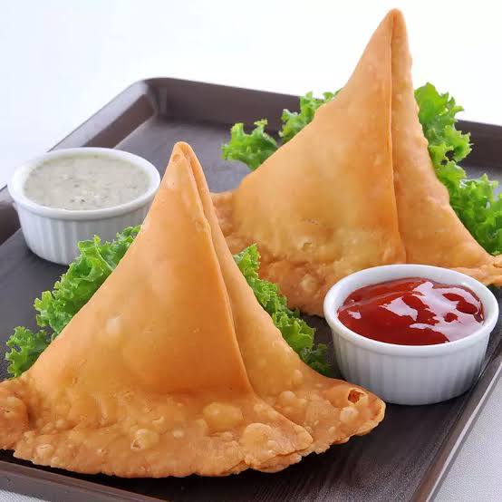 समोसा : सुबह अगर कुछ अच्छा नाश्ता करना हो तो इंडियंस का फेवरेट समोसा ही होता है. पर क्या आप जानते हैं कि यह इंडियन डिश नहीं है बल्कि समोसा ईरान की डिश है जिससे ईरान से व्यापारी साथ लेकर आए थे. भारतीय समोसे को अपना व्यंजन मानते हैं जबकि यह ईरान ऑरिजनेटेड है. वहां सनवोसाग के नाम से से जाना जाता है.