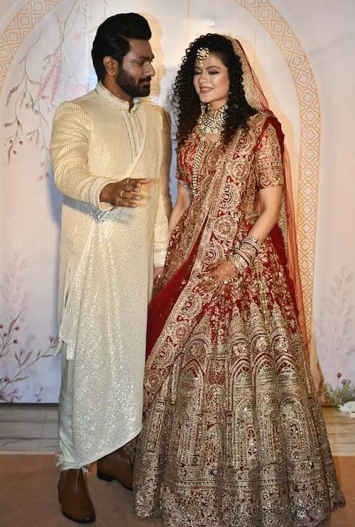 પલક 9 વર્ષ સુધી ડેટ કર્યા બાદ ગાયક સંગીત નિર્દેશક મિથુન સાથે લગ્ન કર્યા છે. બંનેના લગ્નની ચર્ચા ઘણા સમયથી ચાલી રહી હતી.