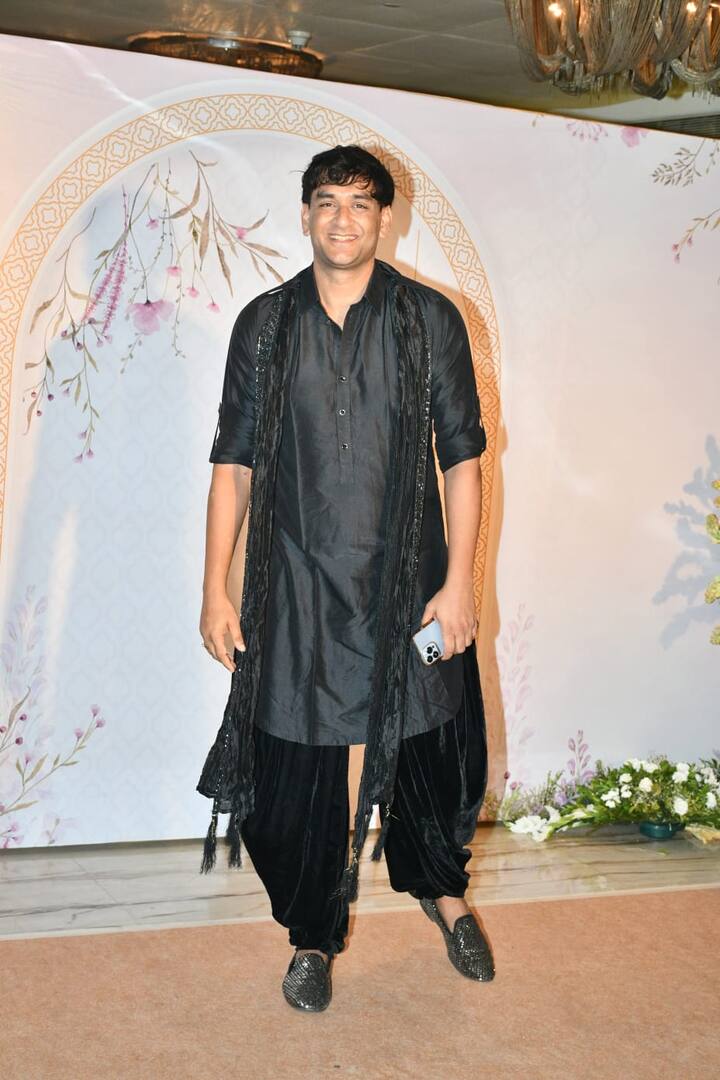 पार्टी में बिग बॉस में नजर आए विकास गुप्ता भी पहुंचे. जो ब्लैक कुर्ते में काफी हैंडसम लग रहे थे.