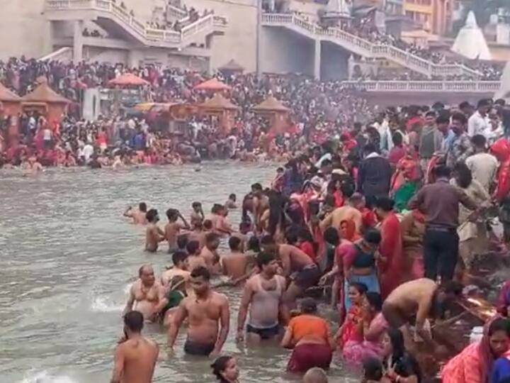 utatrakhand haridwar Kartik Purnima Snan devotees takes holy dip in ganga river at har ki pauri ann Kartik Purnima Snan 2022: हरिद्वार में कार्तिक पूर्णिमा स्नान के लिए उमड़े श्रद्धालु, गंगा में लगाई आस्था की डुबकी