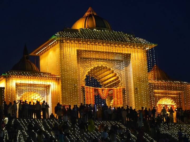 जिला प्रशासन के अधिकारियों ने बताया कि देव दीपावली पर विश्व प्रसिद्ध काशी के घाट की आरती और सजावट का सजीव प्रदर्शन करने के लिए छह प्रमुख स्थानों पर बड़ी एलईडी स्क्रीन की व्यवस्था की गई है.