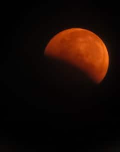 Lunar Eclipse : উজ্জ্বল রক্তবর্ণের চাঁদ, কলকাতা কেমন দেখল পূর্ণগ্রাস চন্দ্রগ্রহণ, দেখুন ছবি
