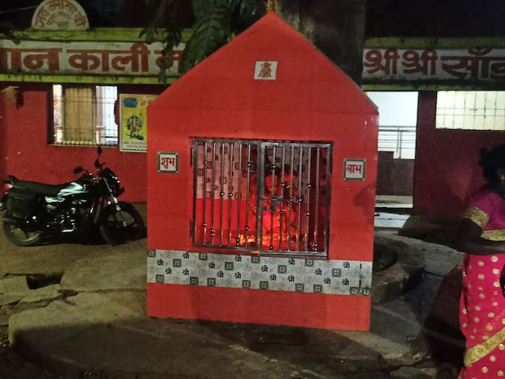 चंद्र ग्रहण के सूतक काल के प्रभावी होने से पहले ही खाने-पीने की चीजों में पहले से तोड़े गए तुलसी के पत्ते को डालकर रखना चाहिए. ग्रहण के दौरान अपने इष्ट देवी-देवताओं के नाम का स्मरण करना चाहिए.