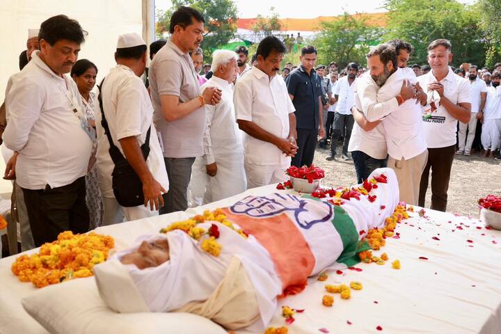 खा. राहुल गांधी यांनी कृष्णकुमार पांडे यांच्या मुलांची भेट घेऊन सांत्वन केले.