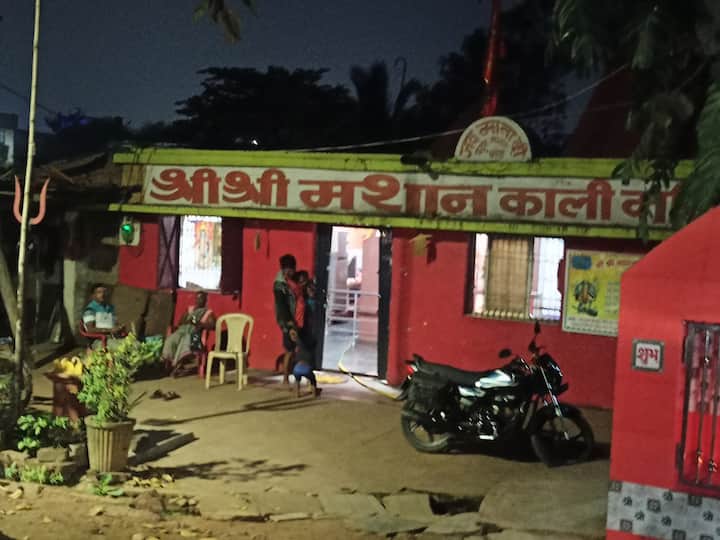 इसके बाद लोगों को मंदिर जाकर भगवान की पूजा पाठ करना चाहिए. साथ में दीप जलाकर दान करने से ग्रहण का प्रकोप कम हो जाता है.