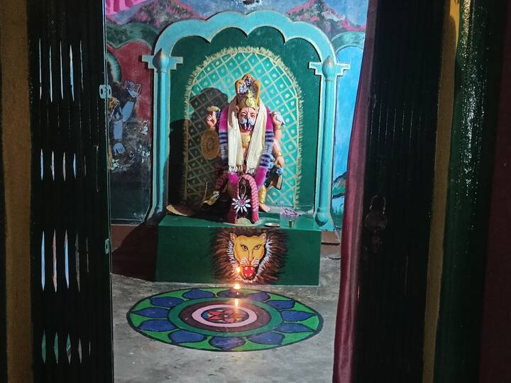 चंद्र ग्रहण के समाप्त होते ही सूतक भी खत्म हो जाता है. ग्रहण खत्म होने के बाद लोगों को स्नान जरूर करना चाहिए, इससे ग्रहण नहीं लगने की मान्यता है. इसके बाद घर के हर कोने में गंगाजल का छिड़काव करें.