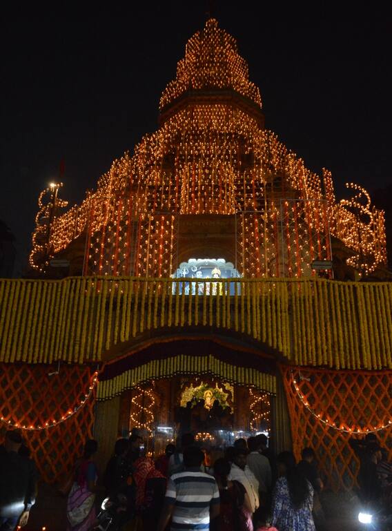 एक लाख दिव्यांनी सजले दगडूशेठ गणपती मंदिर!