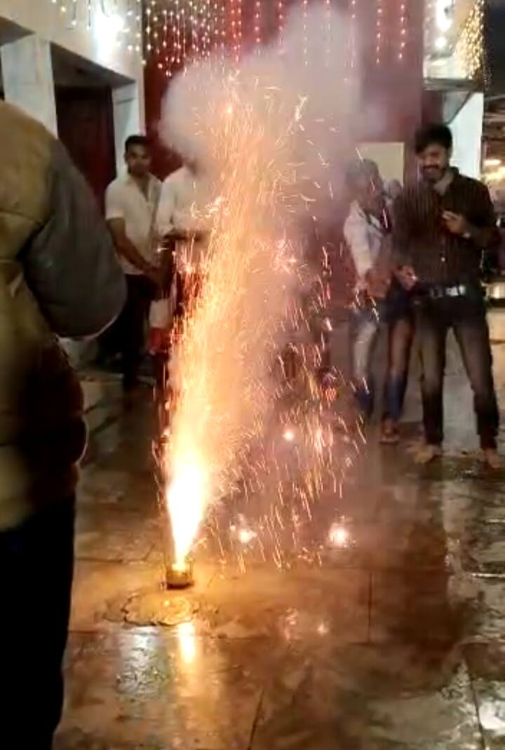 साल का आखिरी चंद्र ग्रहण खत्म हो चुका है और सभी मंदिरों के कपाट भी खुल चुके हैं. मंदिरों को पानी से धोया जा रहा है, साथ ही मंत्रों के उपचारण के साथ ही पूजा-पाठ भी किया जा रहा है. छत्तीसगढ़ में चंद्रग्रहण 5:21 बजे शुरू हुआ और 6:19 बजे खत्म हुआ. इसके बाद लोग अपने घरों को शुद्ध जल से धोकर शुद्धिकरण करने में जुट गए.