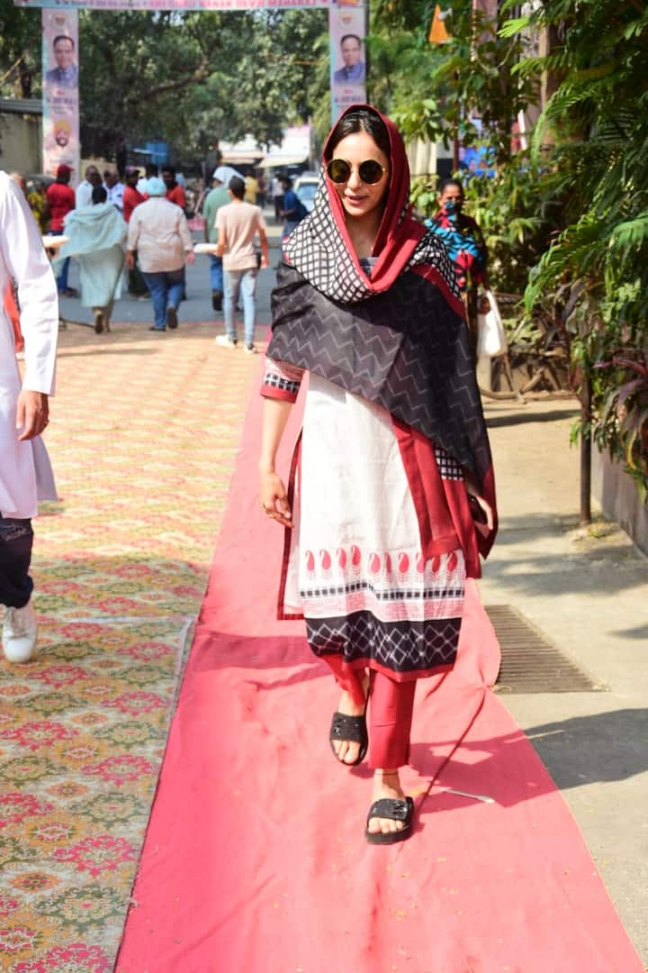 बता दें कि रकुल पिछले काफी वक्त से जैकी भगनानी के साथ अफेयर को लेकर सुर्खियां बटोर रही हैं.दोनों एकसाथ दिवाली पार्टी में भी देखे गए थे.