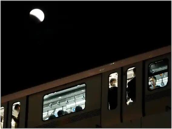 ચંદ્રગ્રહણ વિશ્વના અન્ય ઘણા ભાગોમાં પણ દેખાયું હતું. ચંદ્રગ્રહણનો આ ફોટો જાપાનના ટોક્યો શહેરનો છે. (એપી ફોટો/હીરો કોમે)