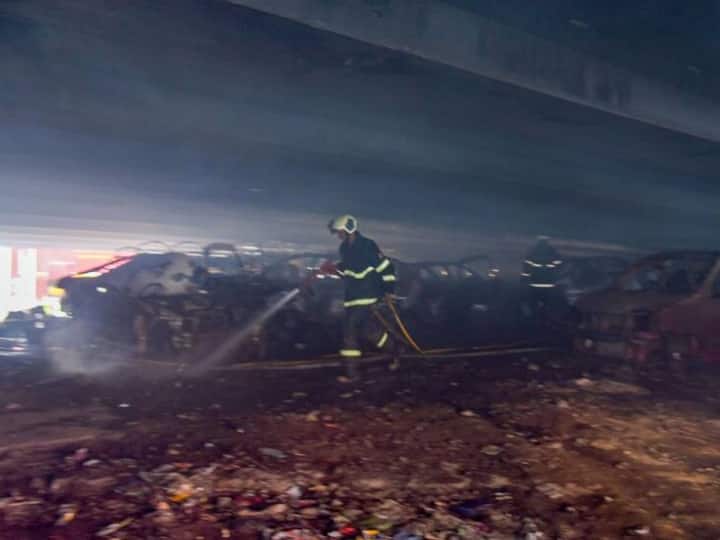 Mumbai west Vile Parle Express Highway Junk vehicles fired no casualties in Maharashtra Mumbai News: विले पार्ले में वेस्टर्न एक्सप्रेस हाईवे के नीचे कबाड़ वाहनों में लगी आग, 15 मिनट में काबू