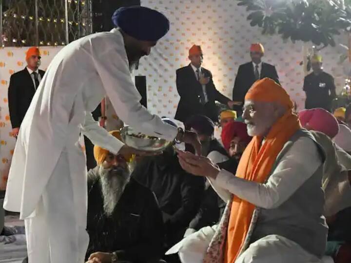 ਇਸ ਸਾਲ ਗੁਰੂ ਨਾਨਕ ਜਯੰਤੀ ਅੱਜ 8 ਨਵੰਬਰ ਨੂੰ ਮਨਾਈ ਜਾ ਰਹੀ ਹੈ। ਇਸ ਮੌਕੇ ਪ੍ਰਧਾਨ ਮੰਤਰੀ ਨਰਿੰਦਰ ਮੋਦੀ ਨੇ ਸ੍ਰੀ ਗੁਰੂ ਨਾਨਕ ਦੇਵ ਜੀ ਦੇ 553ਵੇਂ ਪ੍ਰਕਾਸ਼ ਪੁਰਬ 'ਤੇ ਦੇਸ਼ ਵਾਸੀਆਂ ਨੂੰ ਵਧਾਈ ਦਿੱਤੀ।