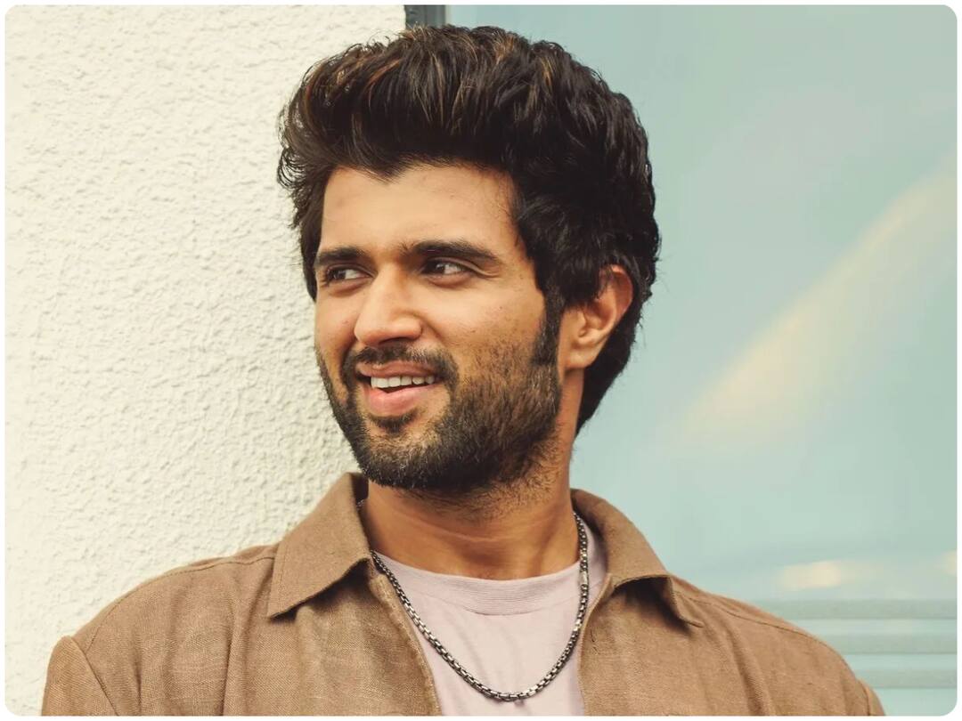 Brahmastra 2: Vijay Deverakonda approached for Ranbir Kapoor-Alia Bhatt starrers sequel report Brahmastra 2 : హృతిక్, యష్, రణ్‌వీర్ 'నో' చెప్పారు - విజయ్ దేవరకొండ 'యస్' అంటాడా?  