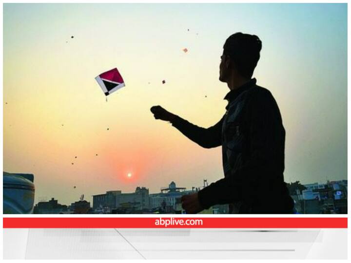 पतंग उड़ाने के लिए परमिट जरूरी : एयरक्राफ्ट एक्ट 1934 के अनुसार, पुलिस की इजाजत के बिना पतंग उड़ाना एक कानूनी अपराध है. ऐसा करने पर आपको 2 साल की जेल या 10 लाख रूपये तक के जुर्माने से दंडित किया जा सकता है. एयरशिप, बैलून, काइट्स, ग्लाइडर्स साथ ही फ्लाइंग मशीन जैसी चीजें भी इस एक्ट में शामिल हैं.