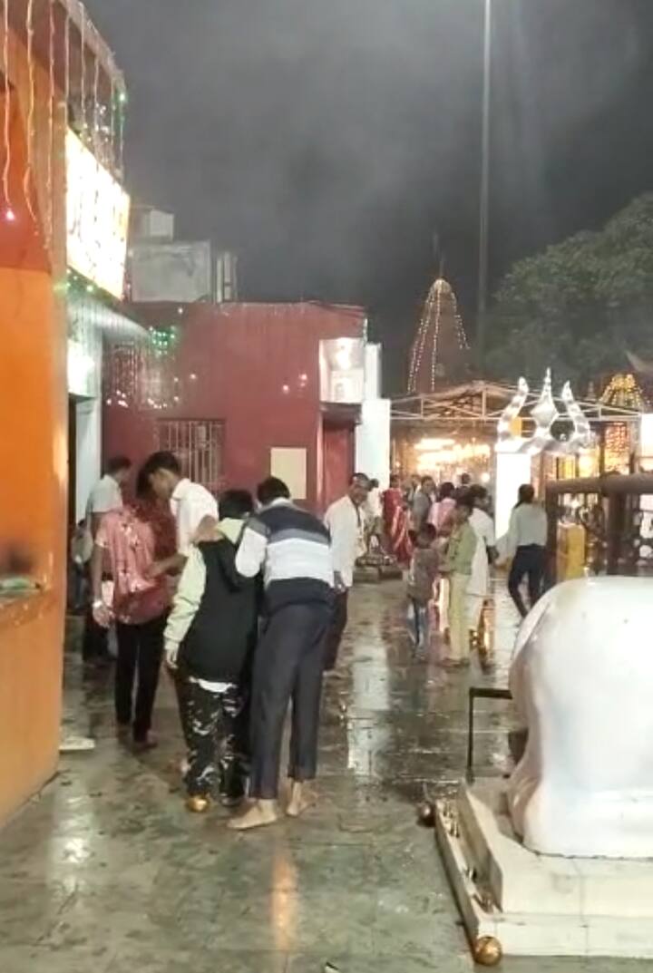 ग्रहण के दौरान इसके असर को कम करने के लिए मंत्रों का जाप करना चाहिए. ग्रहण की समाप्ति के बाद ही सूतक खत्म हो जाता है फिर पूरे घर में गंगाजल का छिड़काव करना चाहिए