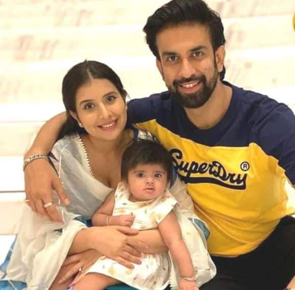 टीवी एक्ट्रेस चारु असोपा (Charu Asopa) ने साल 2019 में कुछ महीने की डेटिंग के बाद पूर्व मिस यूनिवर्स सुष्मिता सेन (Sushmita Sen) के भाई राजीव सेन (Rajeev Sen) के साथ शादी की थी. शादी के कुछ महीने बाद से ही उनके बीच प्रॉब्लम्स शुरू हो गई थीं.