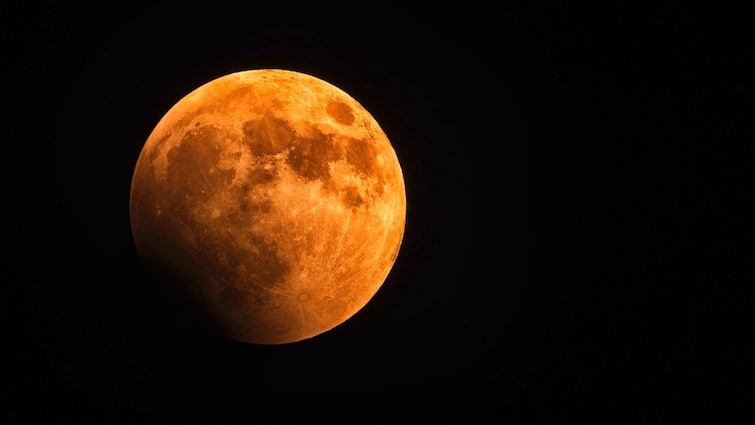 Lunar Eclipse 2022 Timings place in West Bengal know in details Lunar Eclipse 2022: বছরের শেষ পূর্ণগ্রাস চন্দ্রগ্রহণ, কোথায়, কখন দেখতে পাওয়া যাবে?