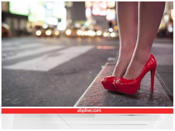 वेश्यावृत्ति इस दायरे में है कानूनी : वेश्यावृत्ति को अगर कोई निजी व्यापार के तौर पर करता है तो यह कानूनी रूप से सही है. अगर सार्वजनिक जगह पर कोई ग्राहकों को आकर्षित करता है तो इसे गैरकानूनी माना जायेगा है. वेश्यालय, पिंपिंग, प्रॉस्टीट्यूशन रिंग्स गैरकानूनी हैं.