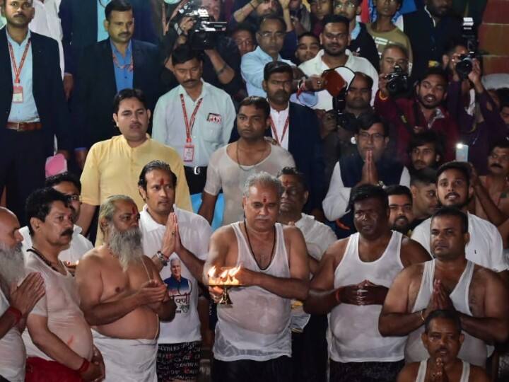 छत्तीसगढ़ के मुख्यमंत्री भूपेश बघेल भी कार्तिक पूर्णिमा के अवसर पर रायपुर के महादेव घाट पर खारुन नदी में डुबकी लगाने पहुंचे. यहां उन्होंने जनता के बीच आस्था की डुबकी लगाई.