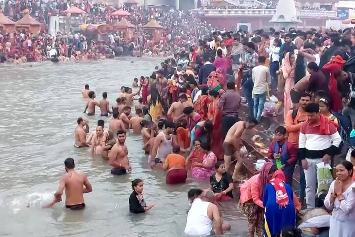 કારતક પૂર્ણિમાના દિવસે ગંગામાં સ્નાન કરવાથી જીવનના તમામ પાપો દૂર થઈ જતા હોવાની લોકવાયકા છે.