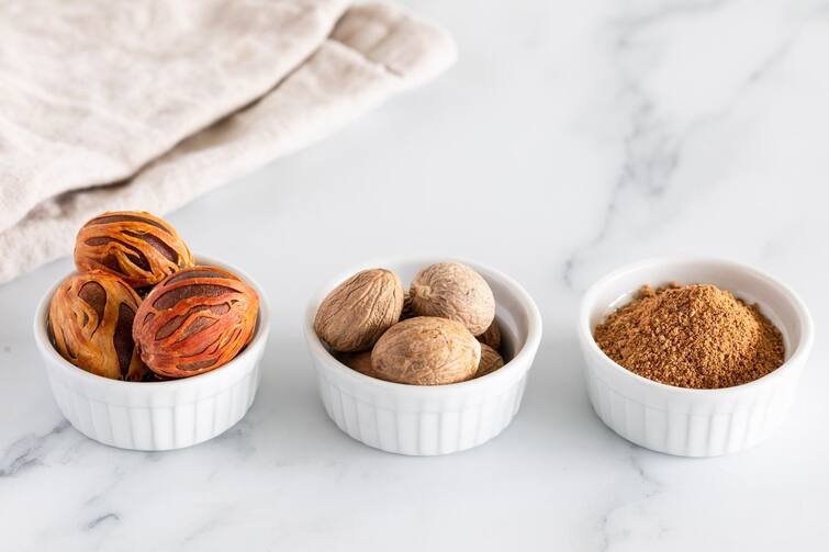 how nutmeg and mace spice are different though we get these both spices from same plant and fruit Nutmeg And Mace spice: जी हां, एक ही पेड़ पर उगते हैं ये दोनों मसाले! बहुत कम लोग जानते होंगे ये खास बात